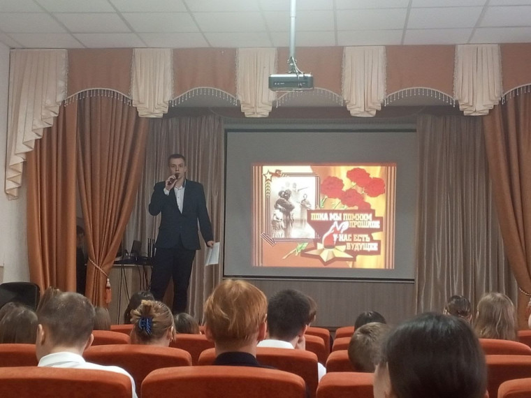 В МБОУ ССОШ прошла литературно - музыкальная композиция "У обелиска".